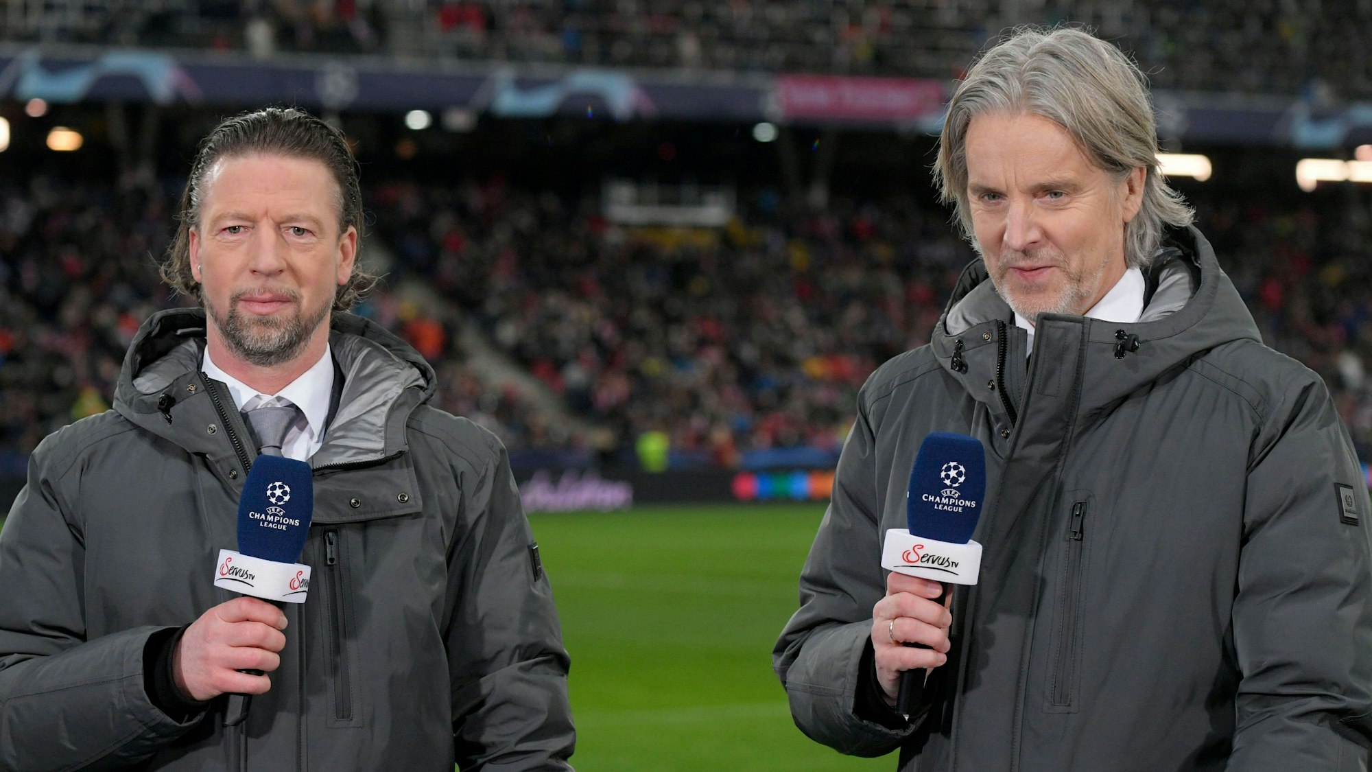 Jan Aage Fjörtoft (r.) und Steffen Freund im Einsatz als Experten für Servus TV.