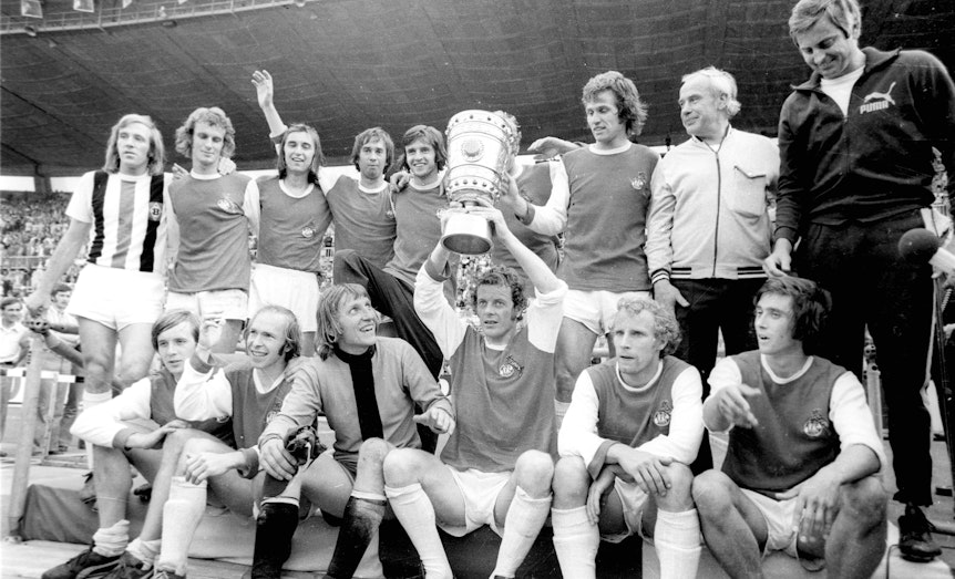 Gladbach-Legende Wolfgang Kleff (untere Reihe, 3.v.l.) feiert mit seinen Team-Kollegen am 23. Juni 1973 in Düsseldorf den DFB-Pokaltriumph gegen den Rheiland-Rivalen 1. FC Köln. Neben ihm setzt Hacki Wimmer und hält den DFB-Pokal hoch.