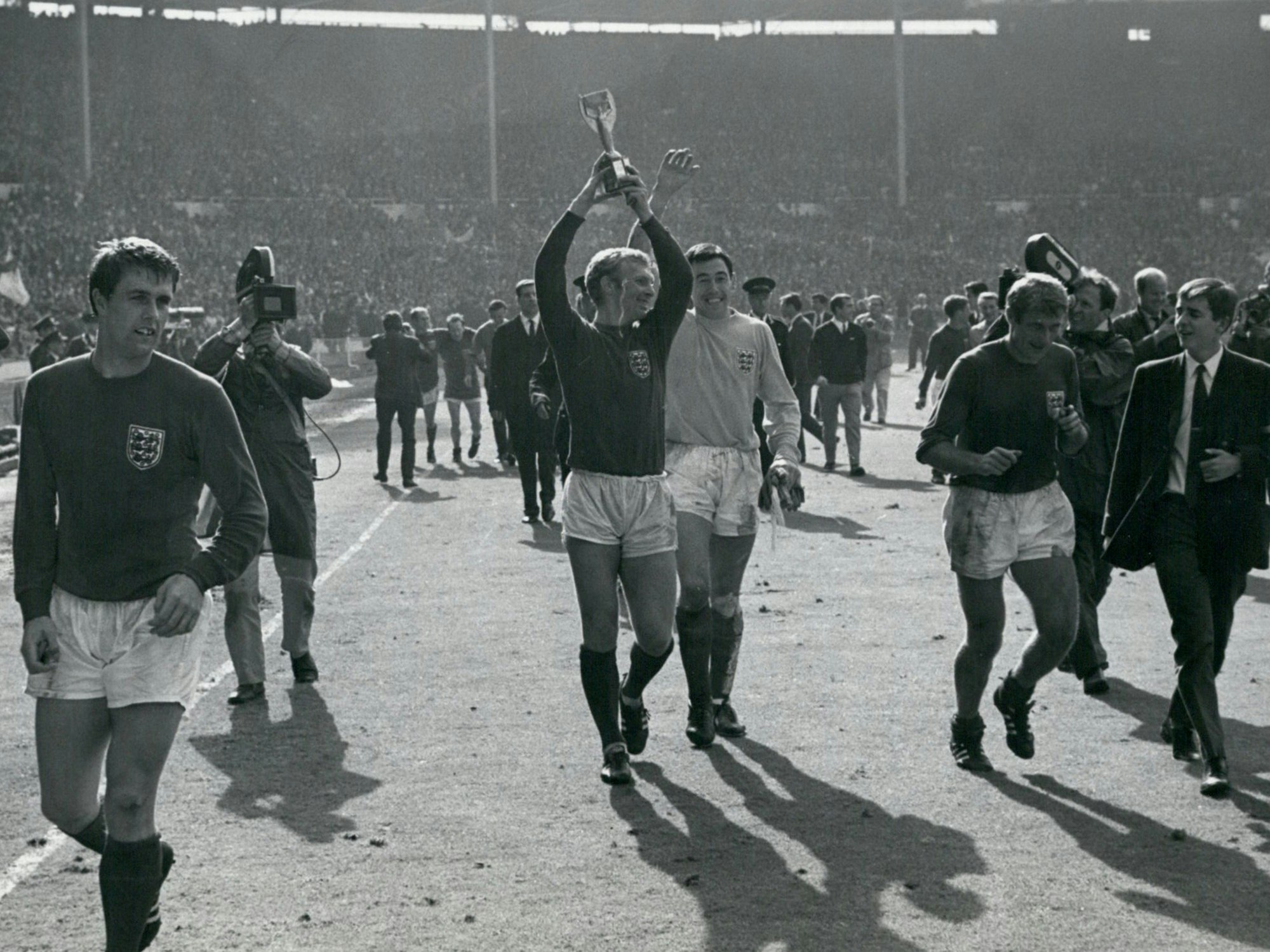 England gewinnt im Finale 1966 gegen Deutschland die Weltmeisterschaft.