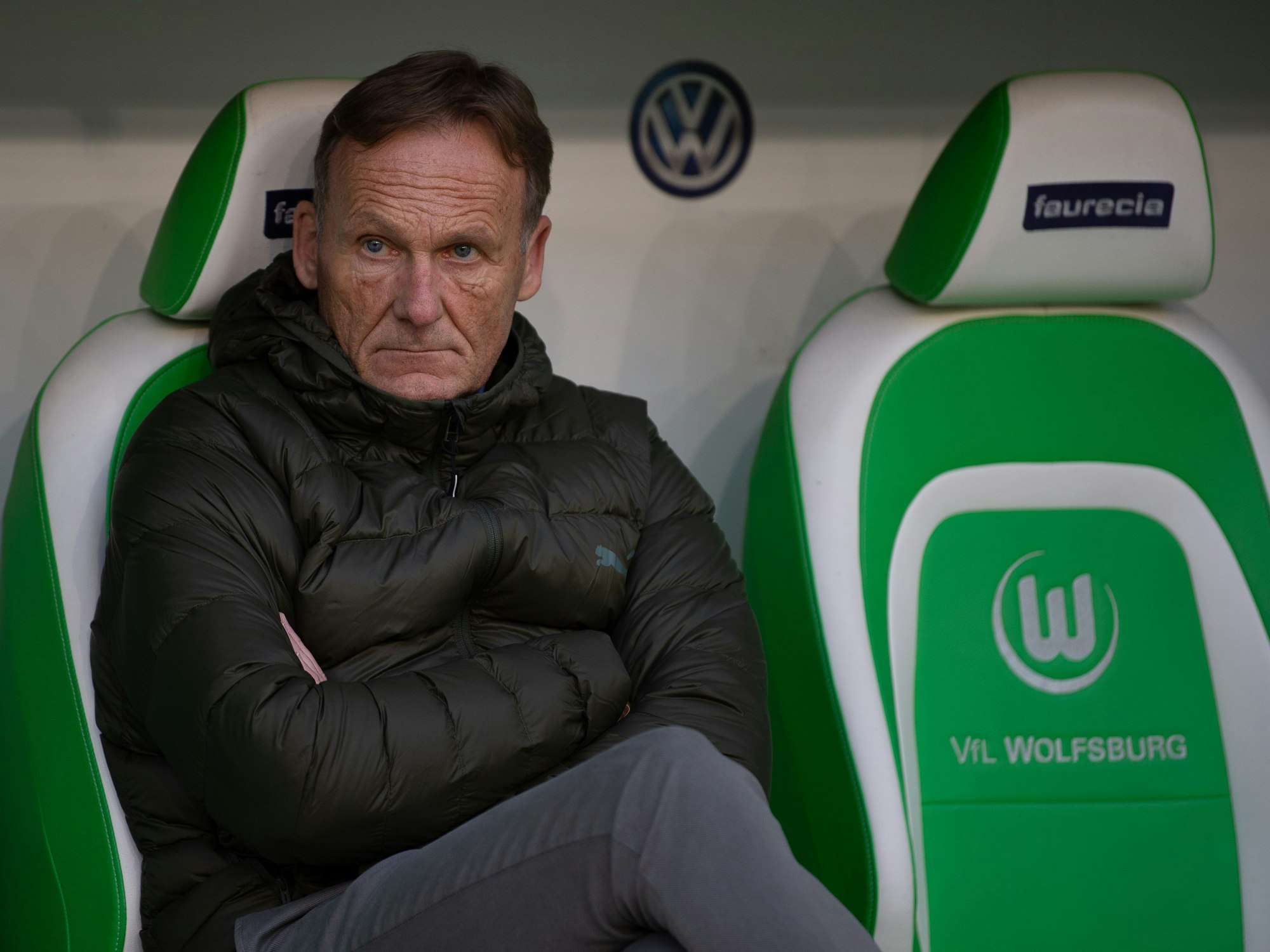 BVB-Geschäftsführer Hans-Joachim Watzke sitzt vor dem Spiel gegen den VfL Wolfsburg im Stadion auf der Auswechselbank.