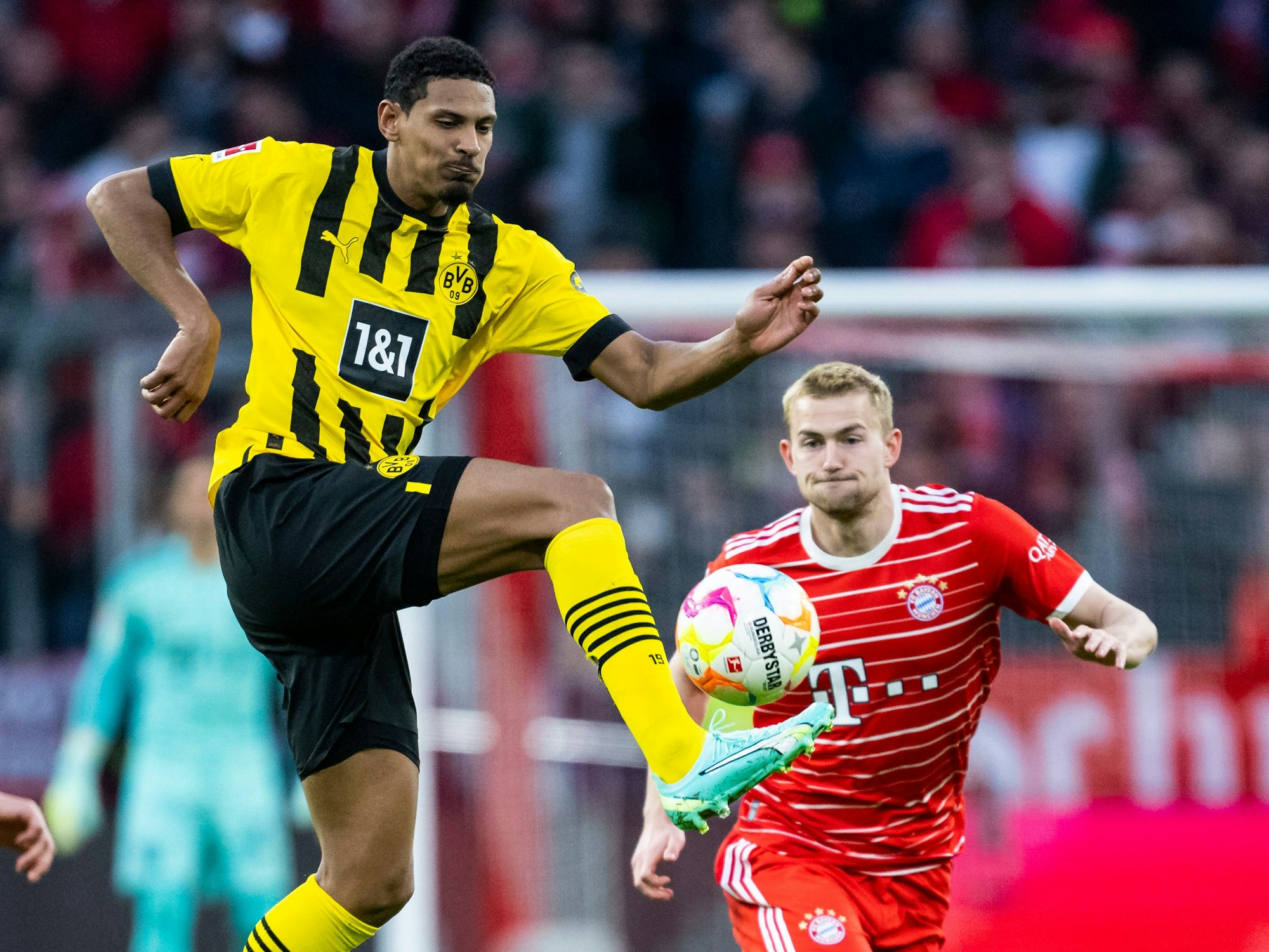 Dortmunds Sebastien Haller gegen Münchens Matthijs de Ligt in der Bundesliga.