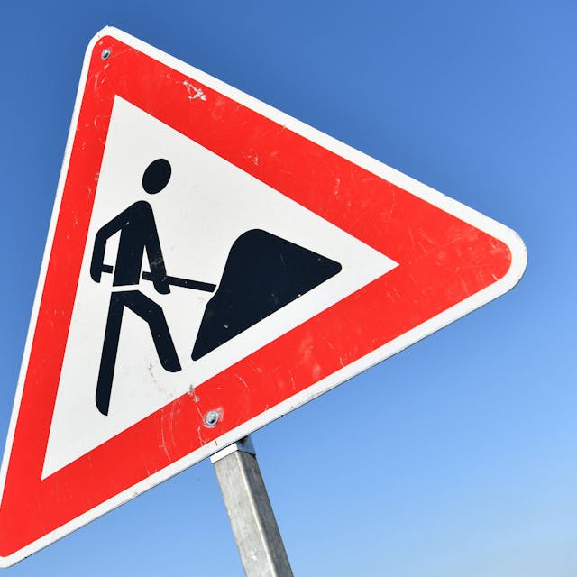 Ein Verkehrszeichen weist auf eine Baustelle hin.