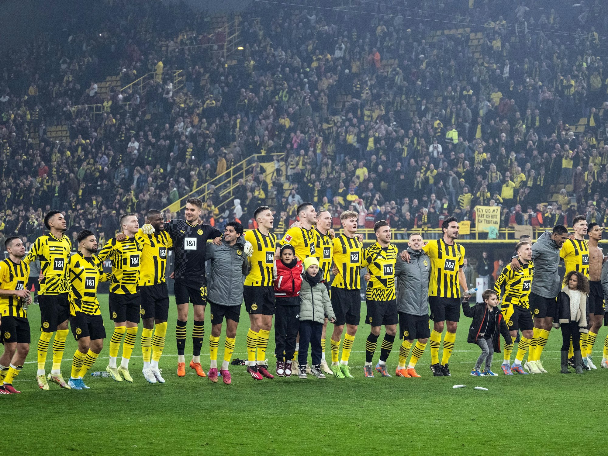 Dortmunds Spieler jubeln nach dem 6:1 Sieg gegen den 1. FC Köln im Signal Iduna Park.