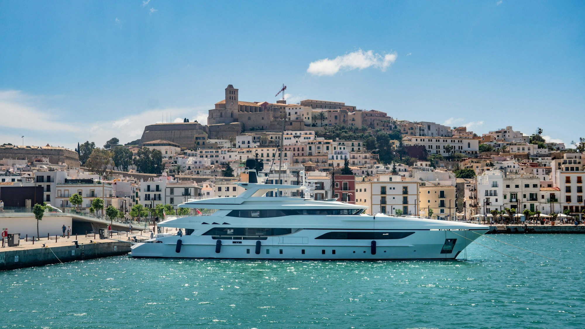 Eine luxuriöse Yacht ankert vor Ibiza.