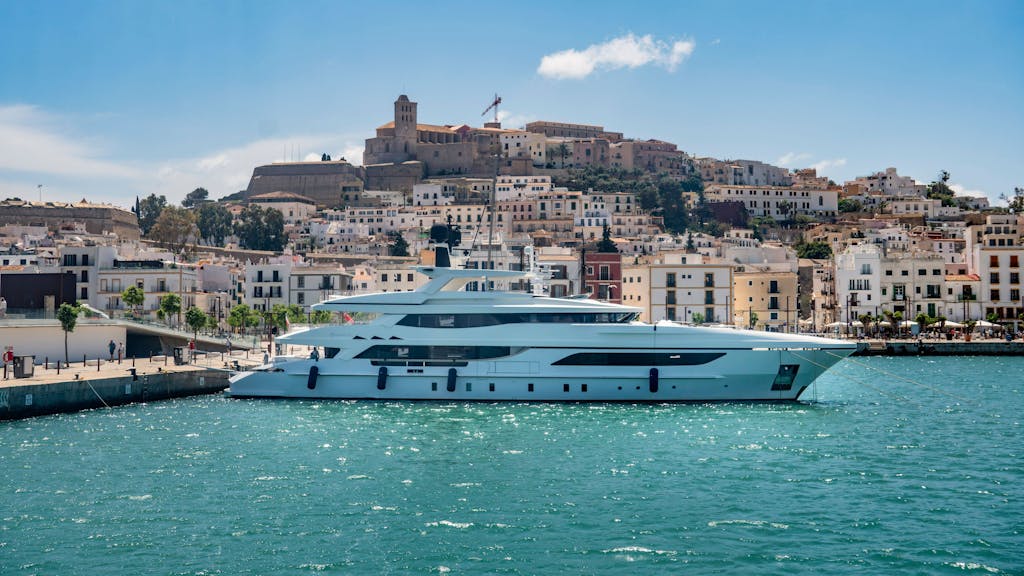 Eine luxuriöse Yacht ankert vor Ibiza.