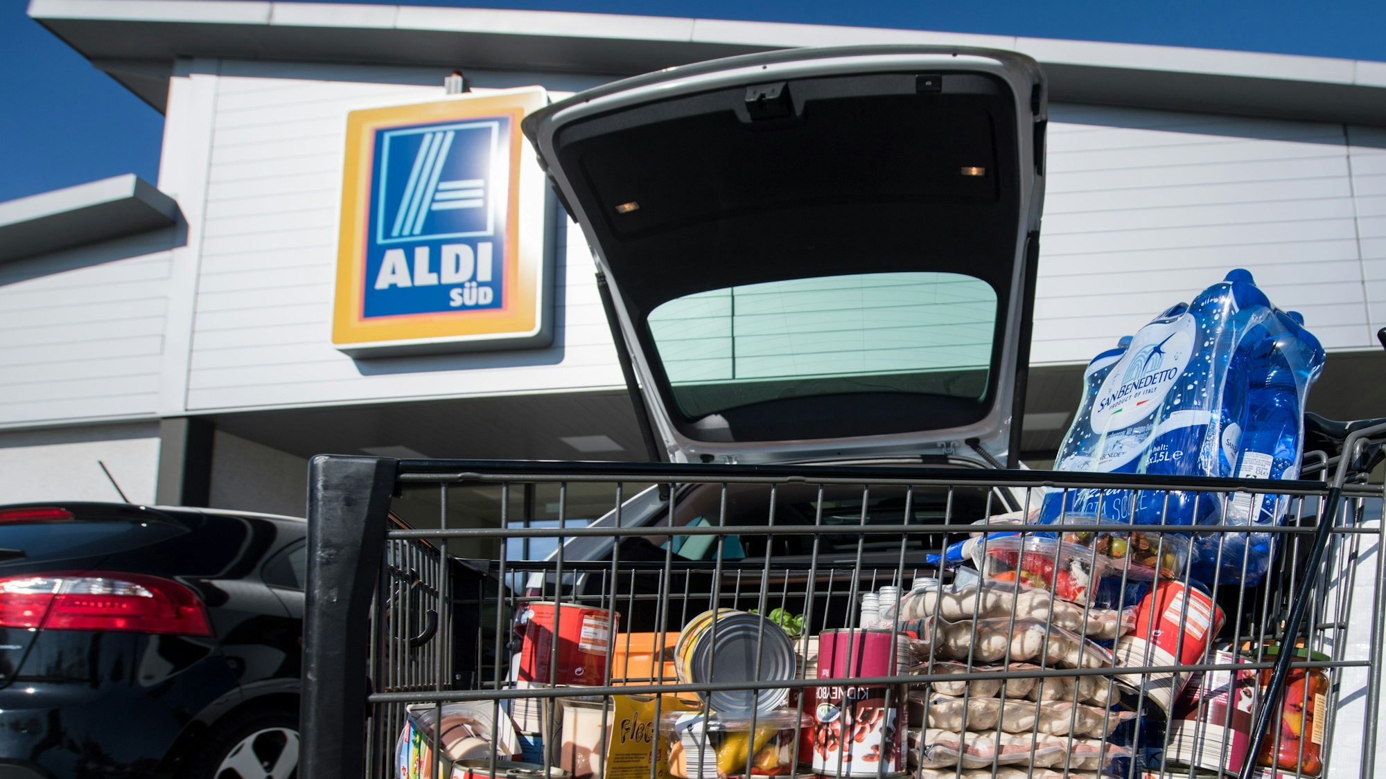 Vor einer Aldi-Filiale in Mülheim steht 2017 ein Einkaufswagen