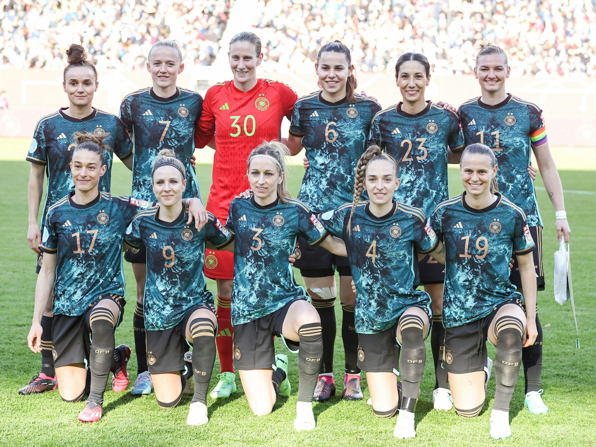 Die deutschen Spielerinnen posieren für ein Teamfoto vor dem Spiel gegen Brasilien.