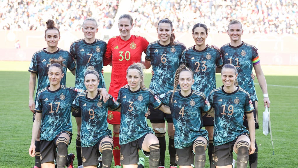 Die deutschen Spielerinnen posieren für ein Teamfoto vor dem Spiel gegen Brasilien.