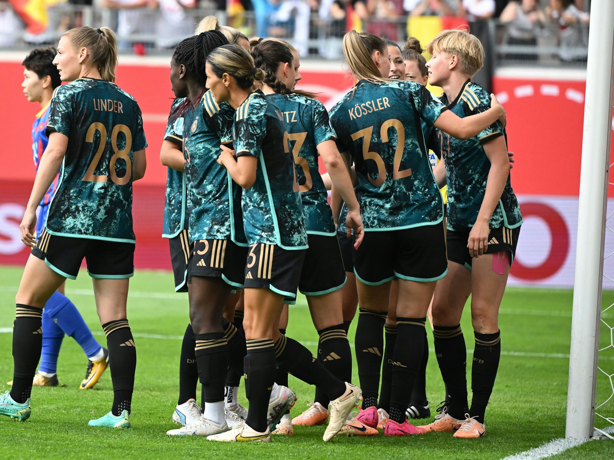 Deutschlands Spielerinnen jubeln nach dem Führungstreffer von Paulina Krumbiegel gegen Vietnam.