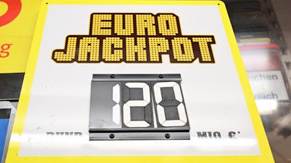 Eine Werbetafel für das Glücksspiel Eurjackpot steht im Juli 2022 an einer Annahmestelle in Stuttgart.