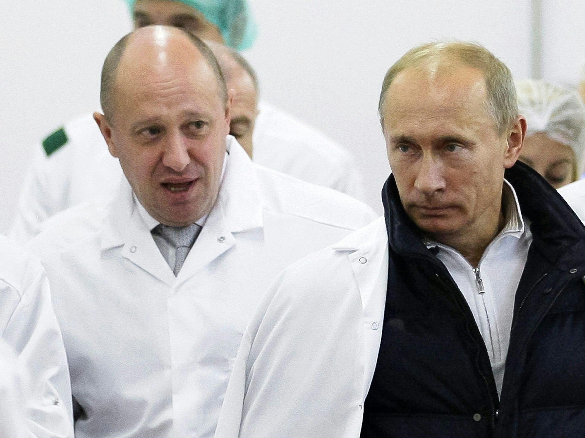 Dieses von der staatlichen russischen Nachrichtenagentur Sputnik via AP veröffentlichte Foto zeigt Jewgeni Prigoschin (l), russischer Unternehmer, der Wladimir Putin, Präsident von Russland, durch seine Fabrik, die Schulspeisungen herstellt, führt.