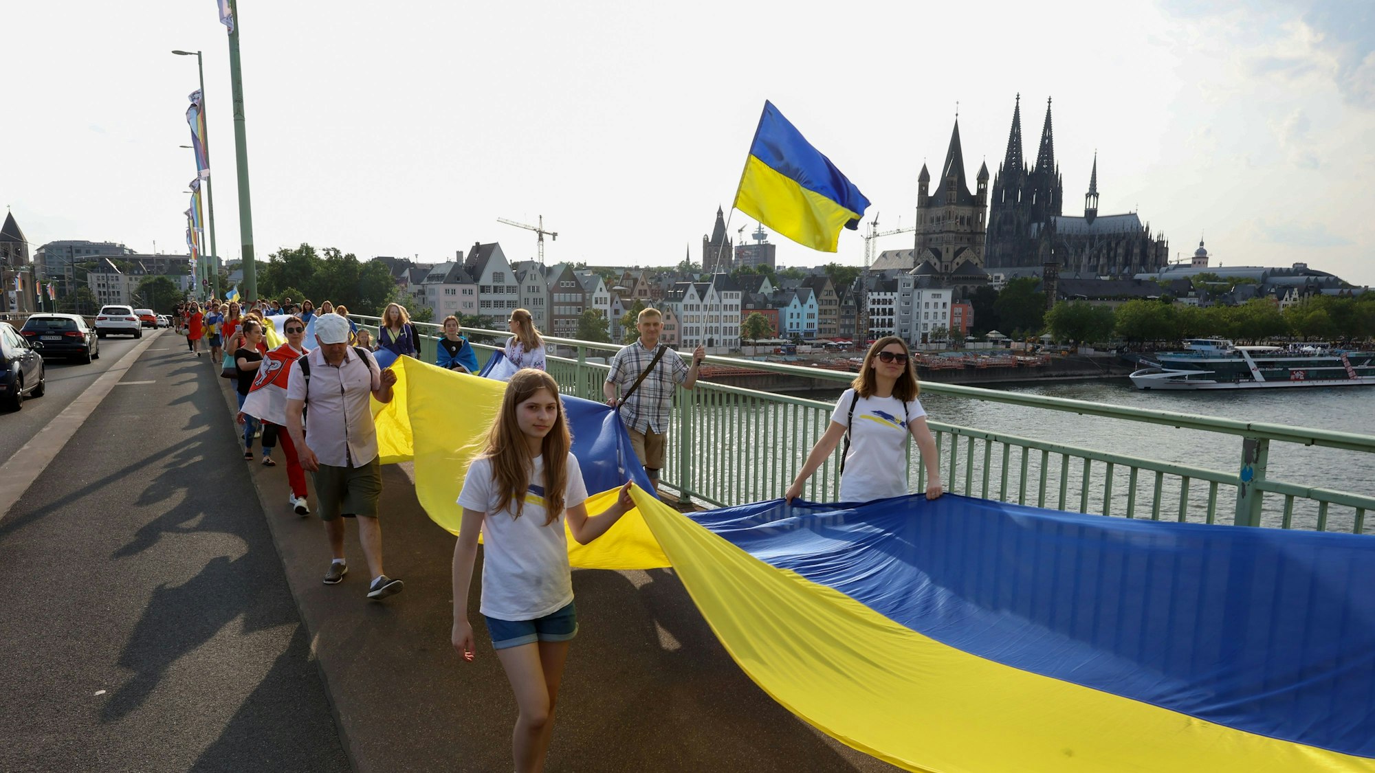 23.06.2023
Köln
Aktion auf der Deutzer Brücke:  "Brücken bauen für Europa - Das Rheinland für die Ukraine" (zeitgleich auch Bonn u. Düsseldorf).
Foto: Martina Goyert


