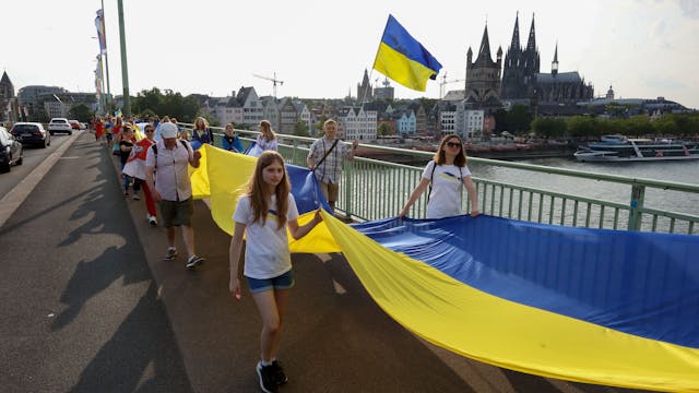 23.06.2023
Köln
Aktion auf der Deutzer Brücke:  "Brücken bauen für Europa - Das Rheinland für die Ukraine" (zeitgleich auch Bonn u. Düsseldorf).
Foto: Martina Goyert

