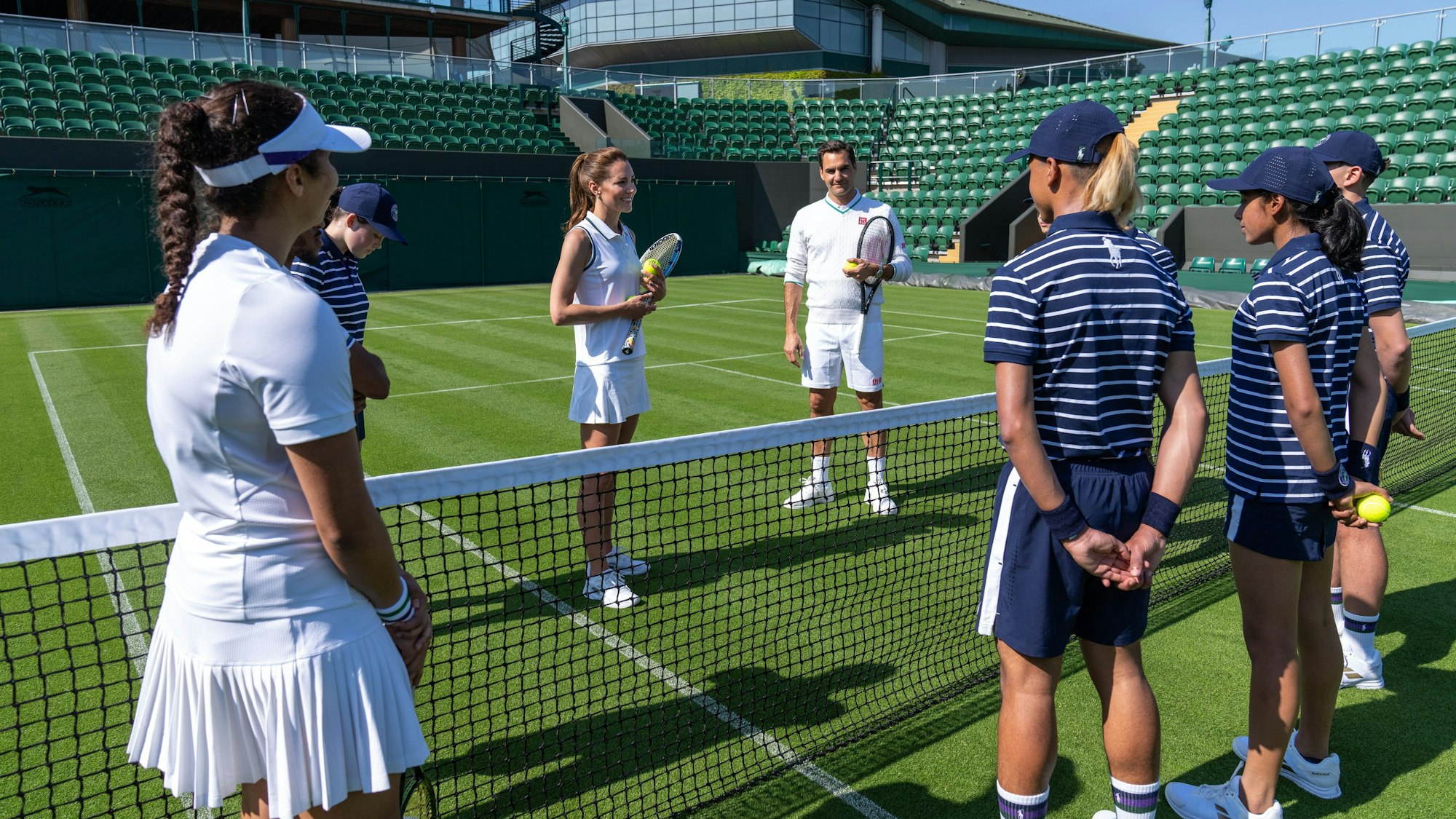 Kate Middleton und der achtfache Wimbledonsieger Roger Federer im Gespräch mit den Ballmädchen und Balljungen von Wimbledon.