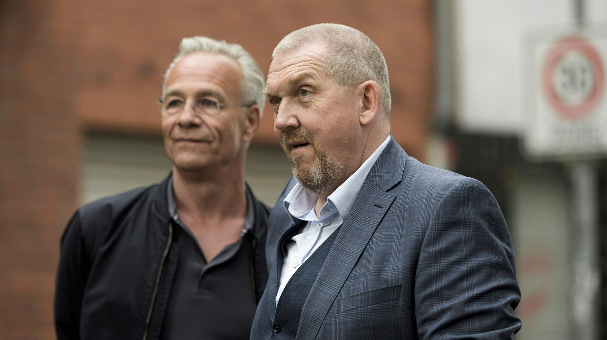 Die Kölner „Tatort“-Kommissare Freddy Schenk (Dietmar Bär, r.) und Max Ballauf (Klaus J. Behrendt, l.) ermitteln im Fall einer getöteten Obdachlosen.