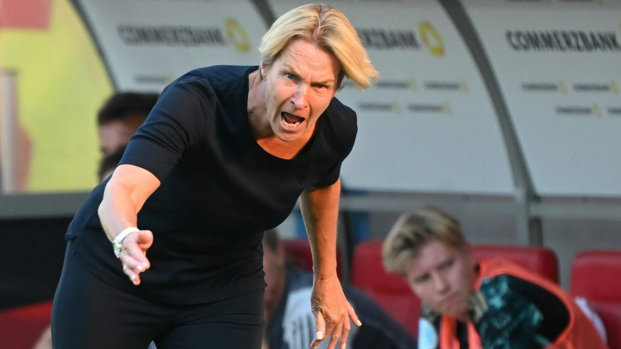 Martina Voss-Tecklenburg ruft Anweisungen aufs Spielfeld.