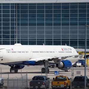 Ein Flugzeug der Fluggesellschaft Delta steht an einem Flughafen.