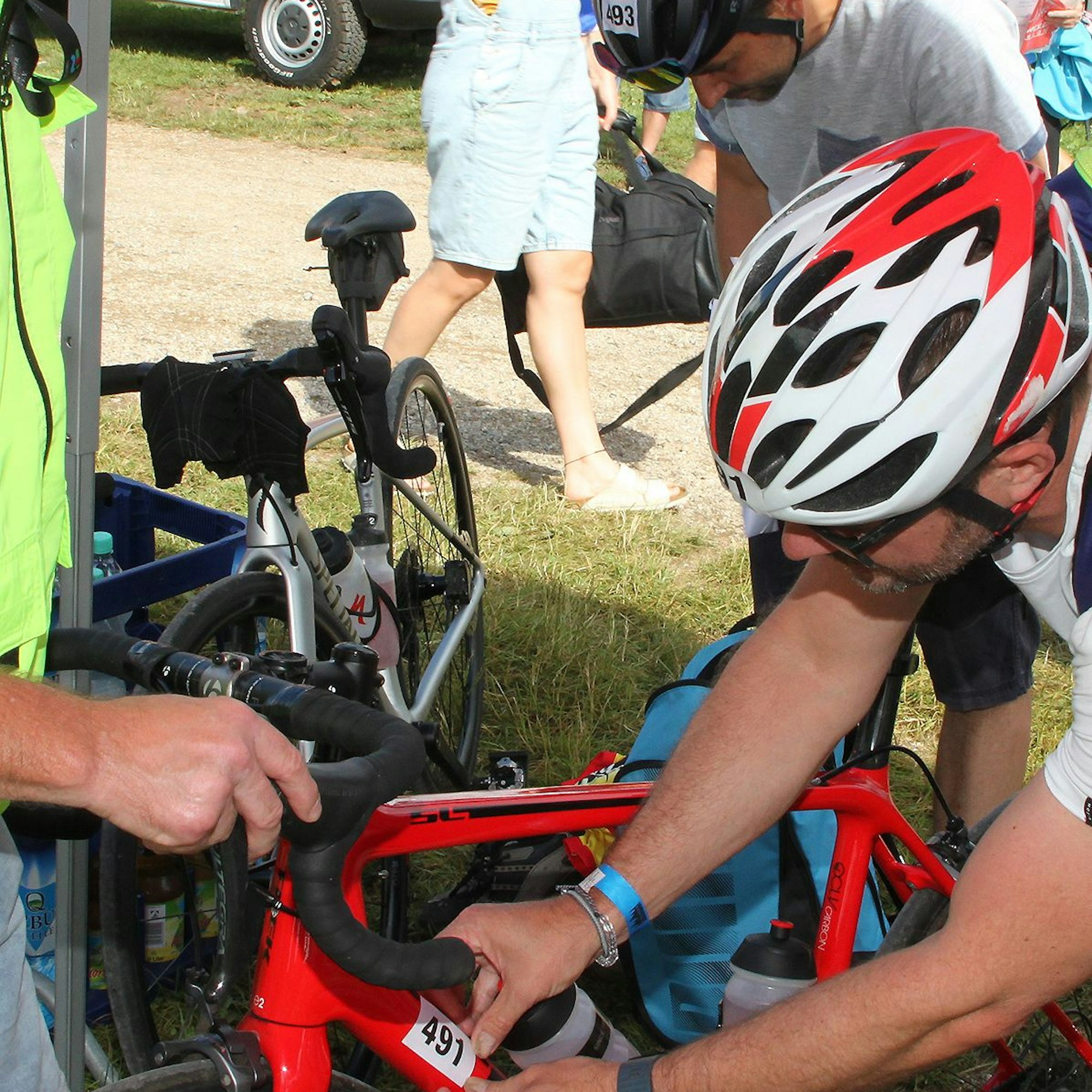 Ein Teilnehmer klebt seine Startnummer aufs Fahrrad.