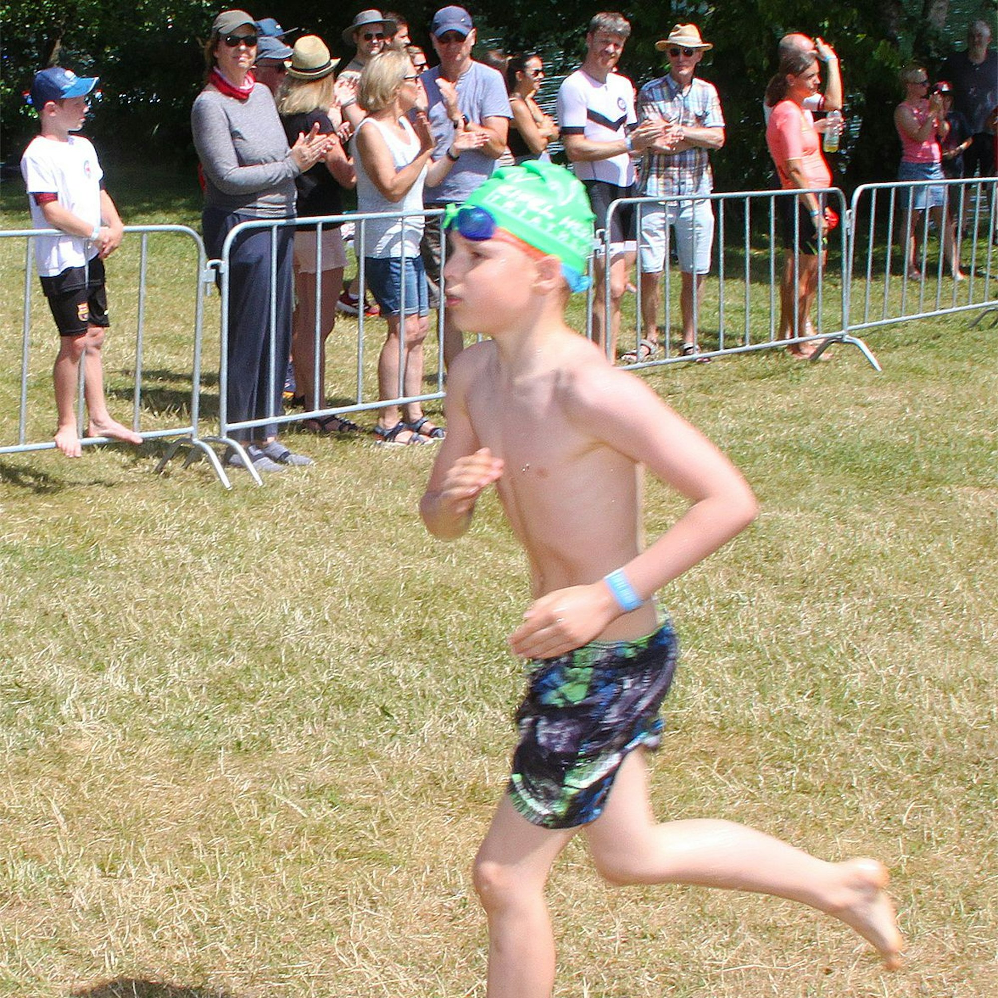 Ein junger Starter auf der Laufstrecke.