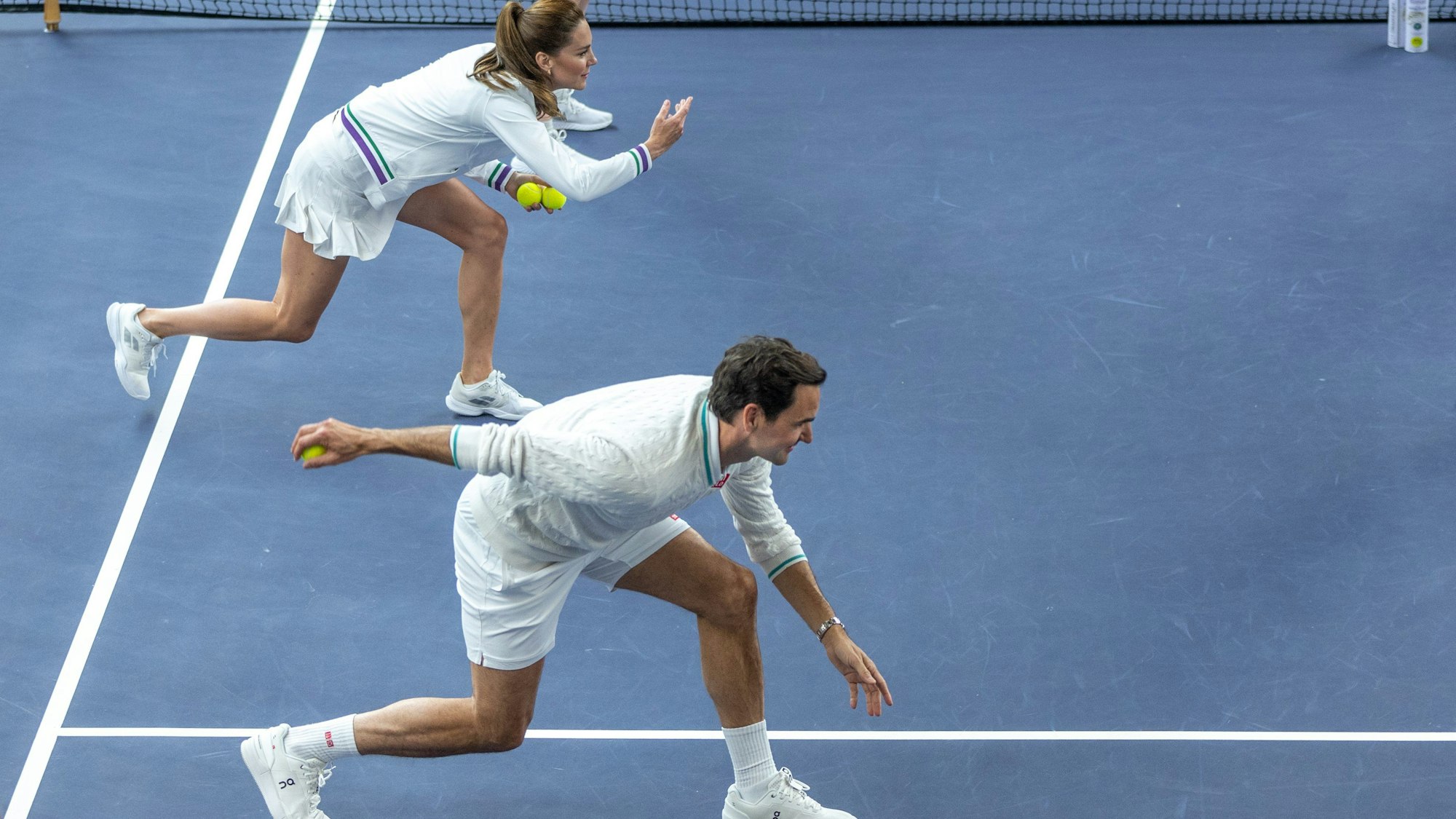 Roger Federer versucht sich als Balljunge, Prinzessin Kate tut es ihm als Ballmädchen gleich.