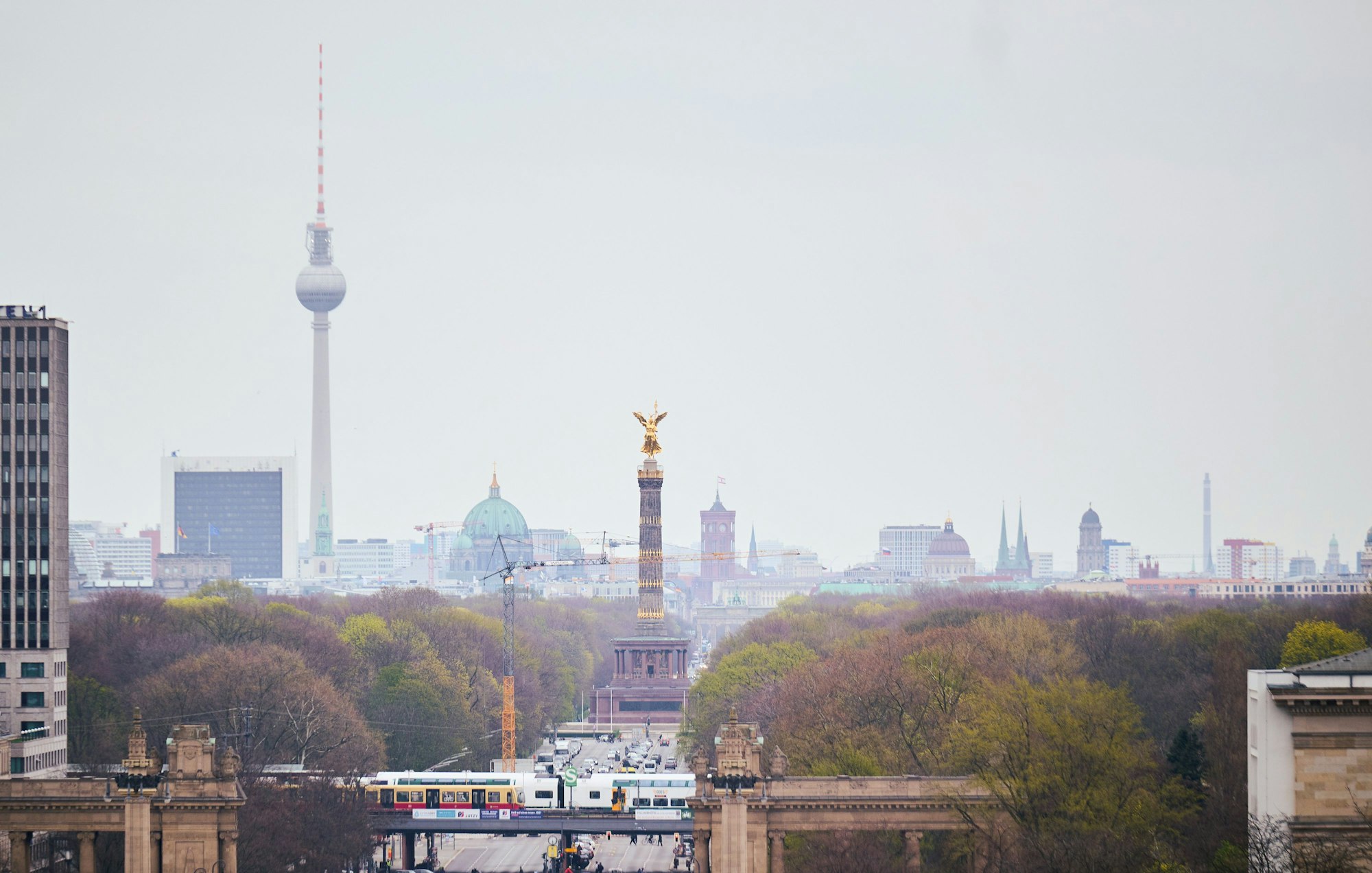 Blick vom Ernst-Reuter-Platz über das im Dunst gehüllte Berlin. Im Hintergrund ist der Fernsehturm und der Berliner Dom zu erkennen.