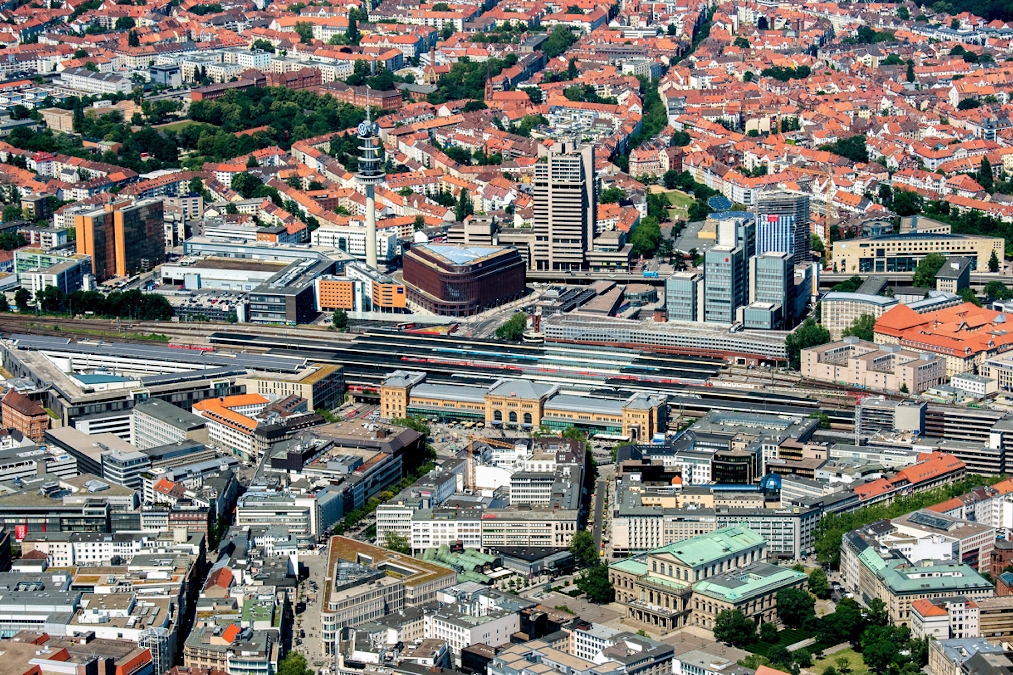 Hannover aus der Luft fotografiert. Inmitten der Innenstadt liegt der Hauptbahnhof von Hannover.