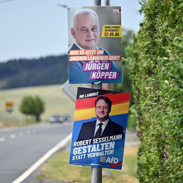 Wahlplakate mit den Porträts der Kandidaten hängen im Landkreis Sonneberg in Thüringen. Robert Sesselmann könnte der erste AfD-Landrat Deutschlands werden.