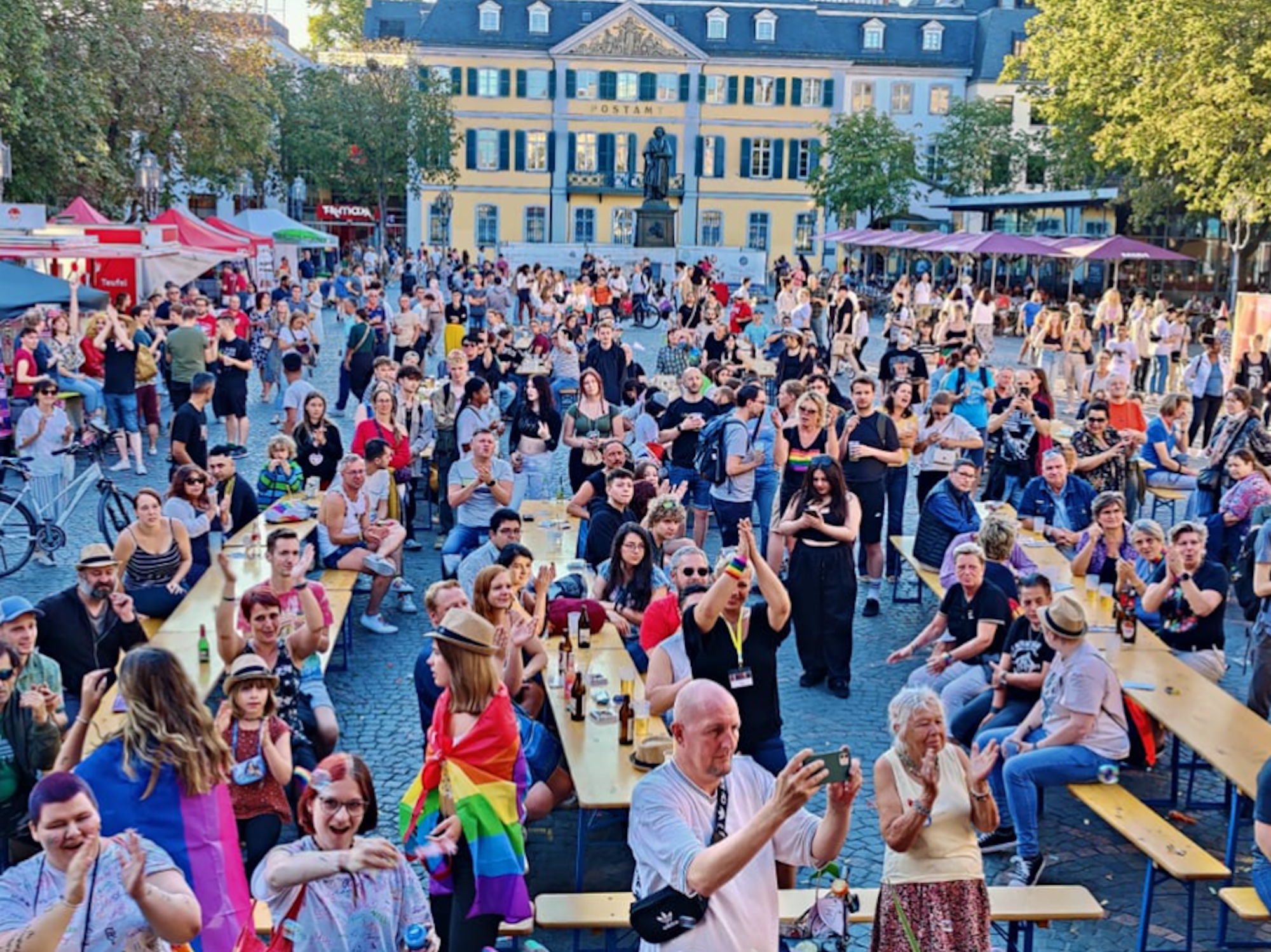 Viele Menschen sitzen auf Bierbänken auf dem Münsterplatz. Das Foto wurde EXPRESS.de von Vorstandsmitglied Agathe Lukassek zur Verfügung gestellt.