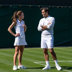 Prinzessin Kate und Roger Federer unterhalten sich.