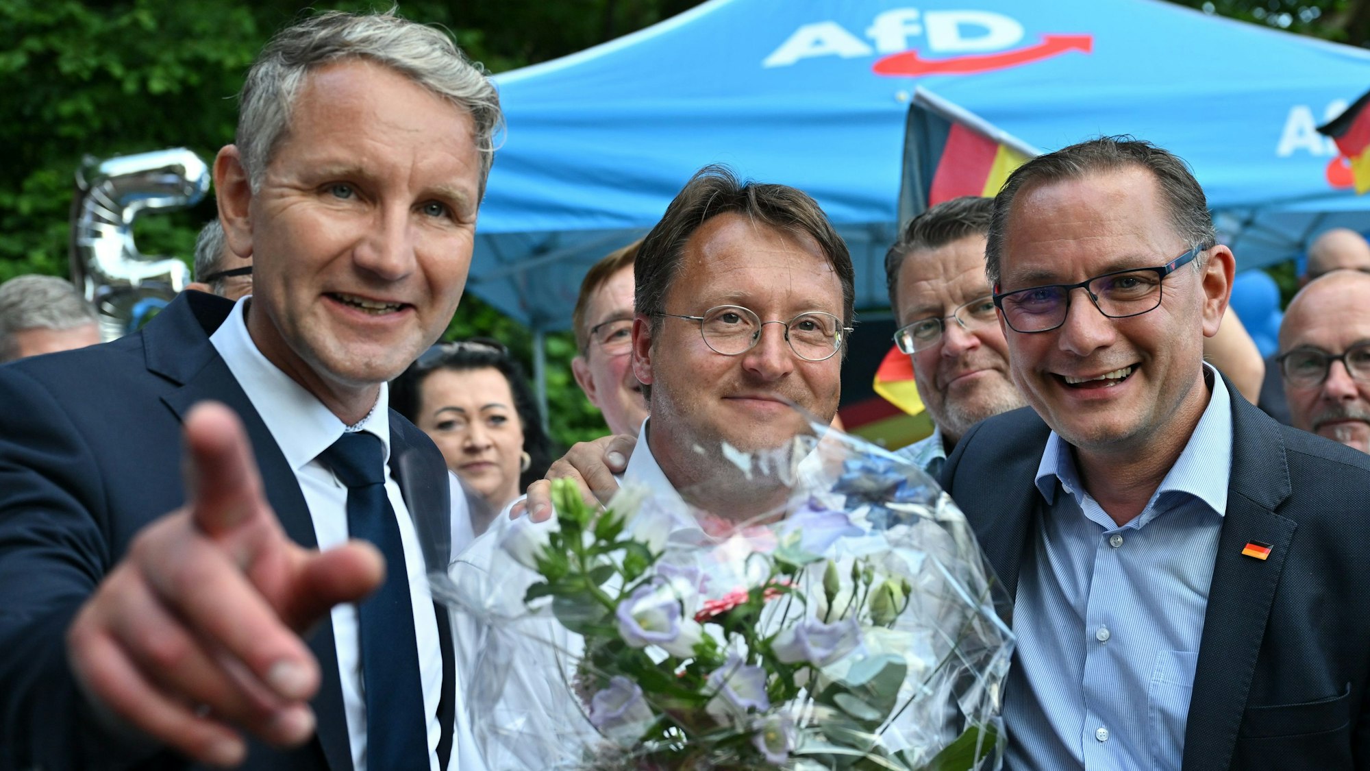 Björn Höcke (links), Vorsitzender der AfD Thüringen, und Tino Chrupalla, AfD-Bundesvorsitzender (rechts) gratulieren ihrem Parteifreund Robert Sesselmann zur Wahl ins Amt des Landrats von Sonneberg (Thüringen) am 25. Juni 2023.
