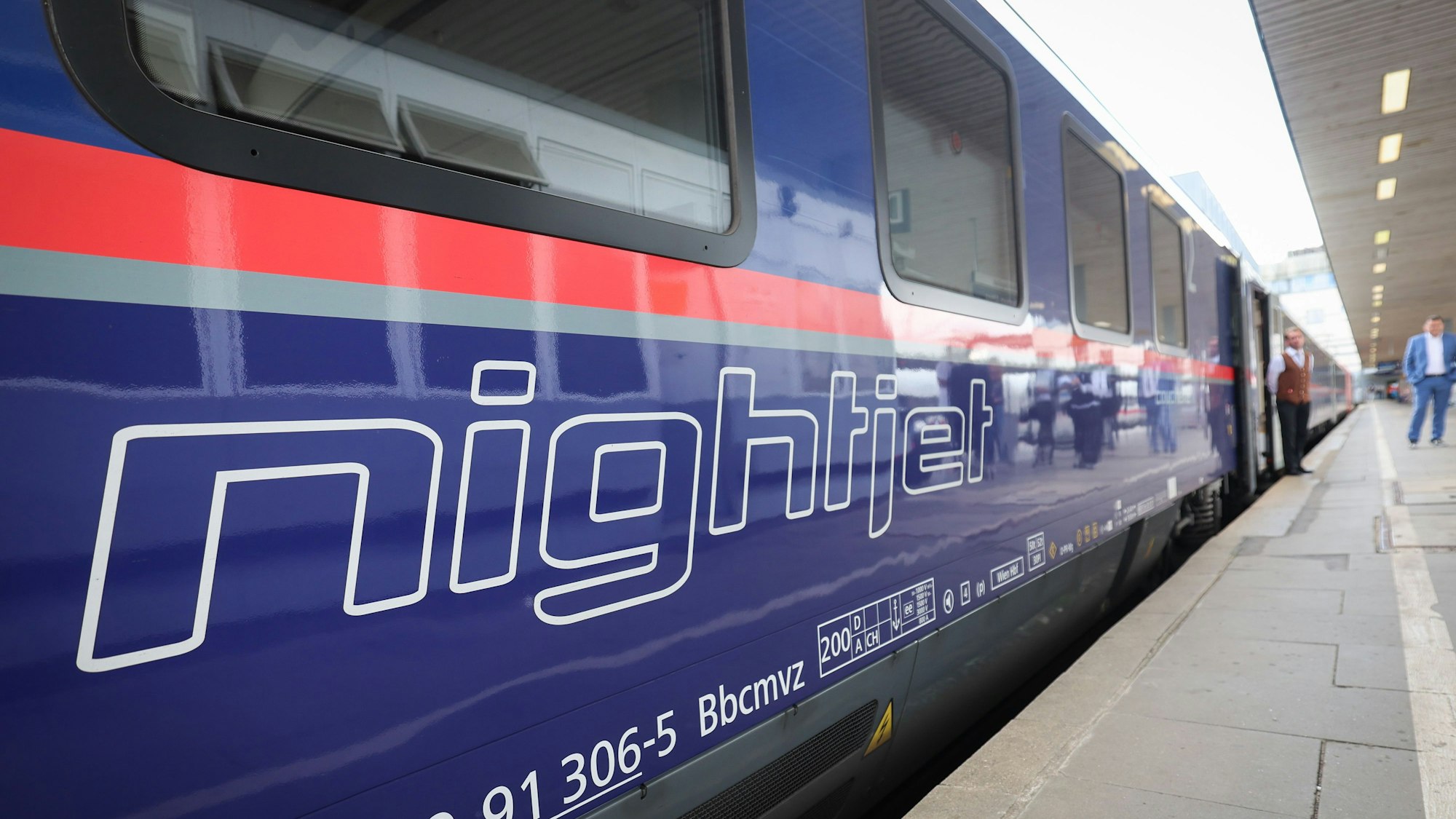 Ein Waggon des Nightjet der Österreichischen Bundesbahn mit dem neuen Liegewagen comfort steht bei einem Medientermin am Bahnhof Altona.