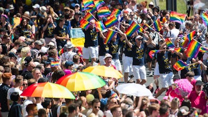 Teilnehmer einer Parade zum Christopher Street Day (CSD) 2022 ziehen durch die Stadt. Hunderttausende Zuschauer werden zu der Demonstration erwartet. Der Kölner CSD ist eine der größten Veranstaltungen der LGBTIQ-Community in Europa.