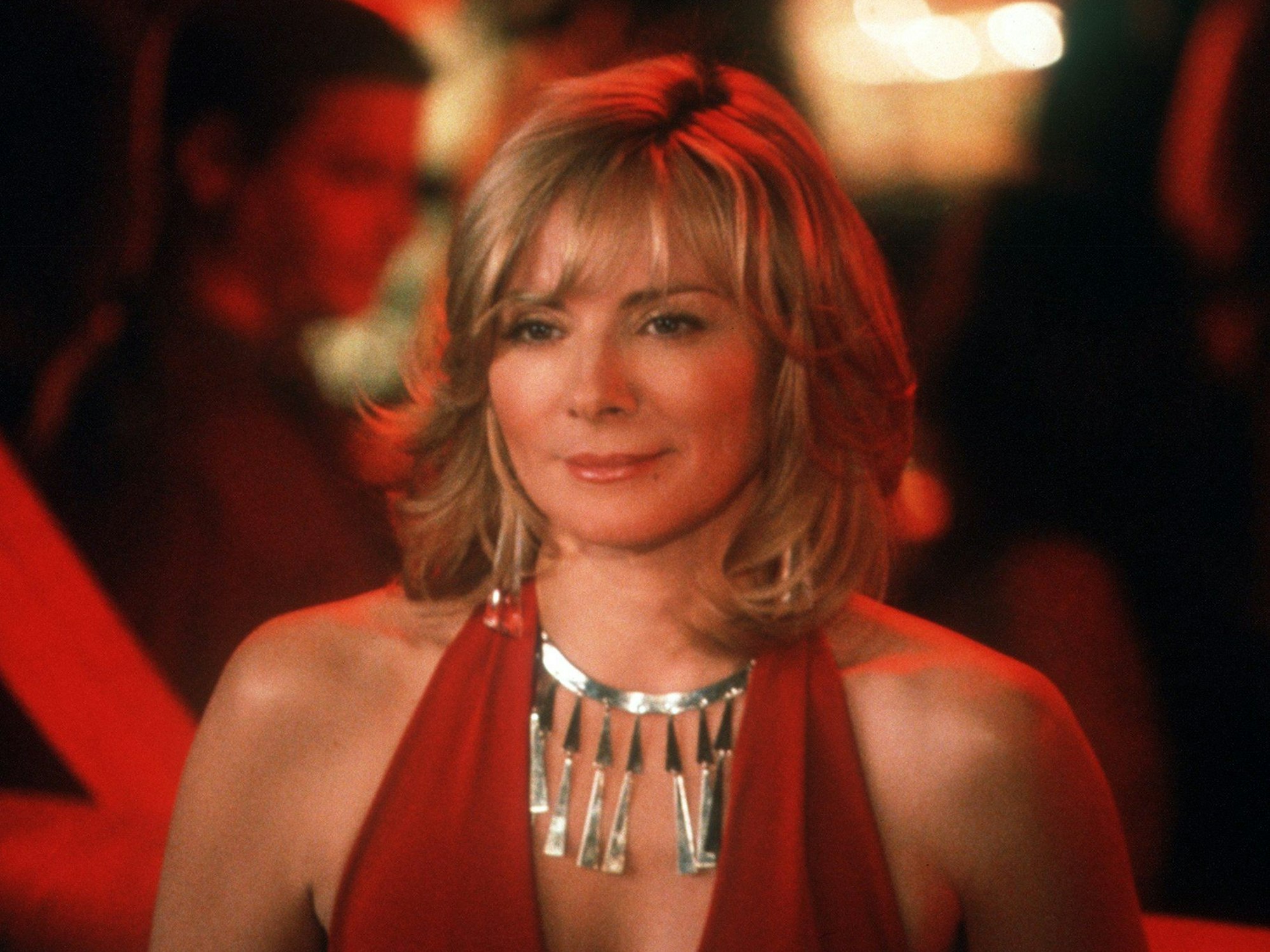 Die Schauspielerin Kim Cattrall sitzt in einer Folge der sechsten und letzten Staffel der US-amerikanischen TV-Serie "Sex and the City" in einem Restaurant (undatiert).