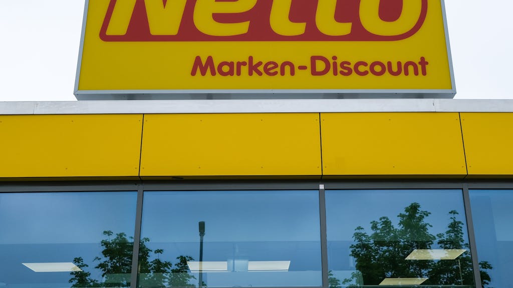 Das Logo von Netto Marken-Discount an einer Filiale.
