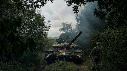 Bachmut: Ein ukrainischer Panzer rückt vor.