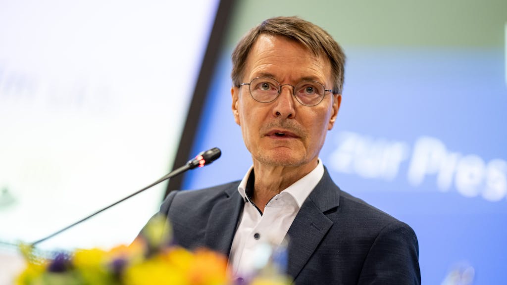 Karl Lauterbach (SPD), Bundesminister für Gesundheit, spricht auf einer Pressekonferenz zu Vorstellung einer Analyse zu erwarteten Effekten auf die Versorgung durch die geplante Krankenhausreform im Unfallkrankenhauses Berlin, hier im Juni 2023.