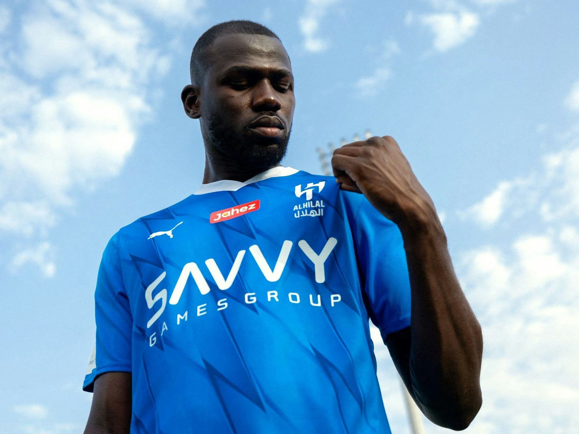 Kalidou Koulibaly posiert im Trikot seines neuen Vereins Al-Hilal SFC.