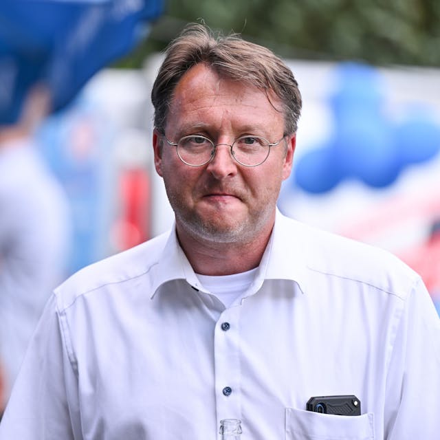 Robert Sesselmann (AfD) steht im Graten des Restaurants Frankenbaude bei der AfD-Wahlparty. Sesselmann hatte in der ersten Runde die meisten Stimmen erhalten.