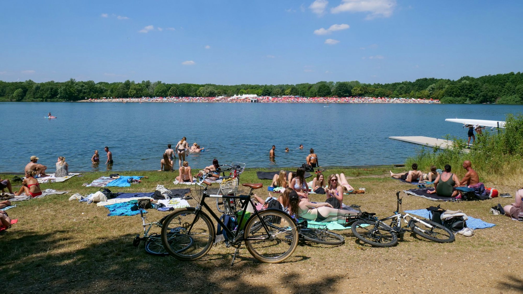 Das Foto zeigt ein Ufer am Otto-Maigler-See mit Badegästen.