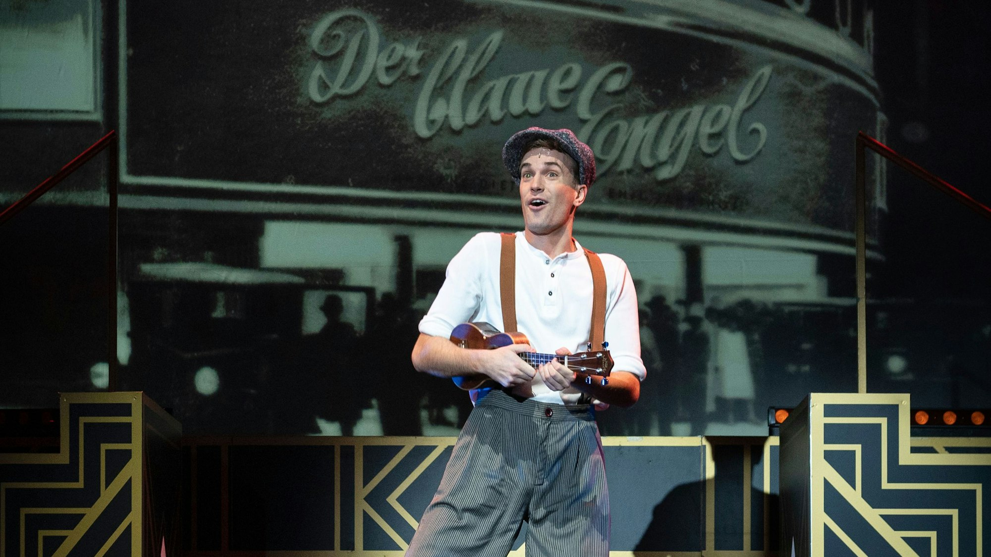 Jendrik Sigwart auf der Bühne von „Berlin Berlin“.