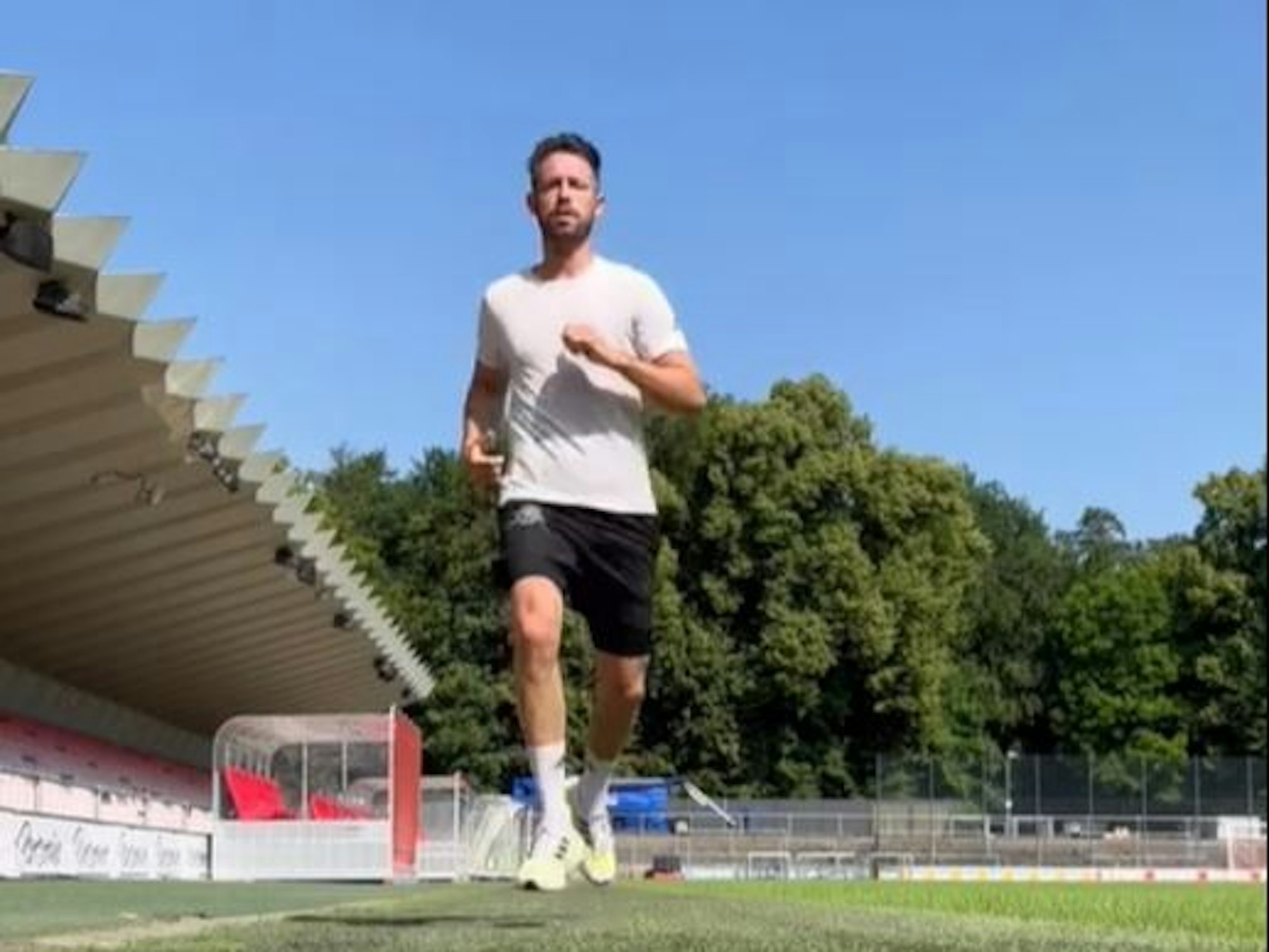 Mark Uth läuft im Franz-Kremer-Stadion ein paar Bahnen.
