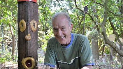 Gartenbesitzer Günther Meyer hält Mulch von einem Mammutbaum in den Händen.&nbsp;