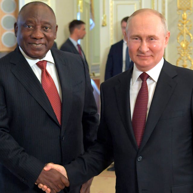 Bei einer Reise nach Moskau Mitte Juni schüttelte Südafrikas Präsident Cyril Ramaphosa die Hand seines russischen Amtskollegen Wladimir Putin.