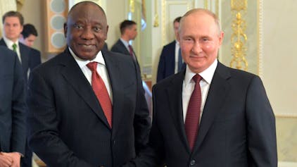 Bei einer Reise nach Moskau Mitte Juni schüttelte Südafrikas Präsident Cyril Ramaphosa die Hand seines russischen Amtskollegen Wladimir Putin.