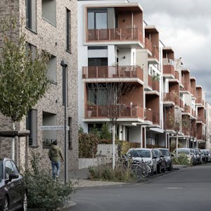 Ein Wohngebiet in Köln: Der Immobilienkauf wurde 2022 im Vergleich zum Vorjahr deutlich teurer.


