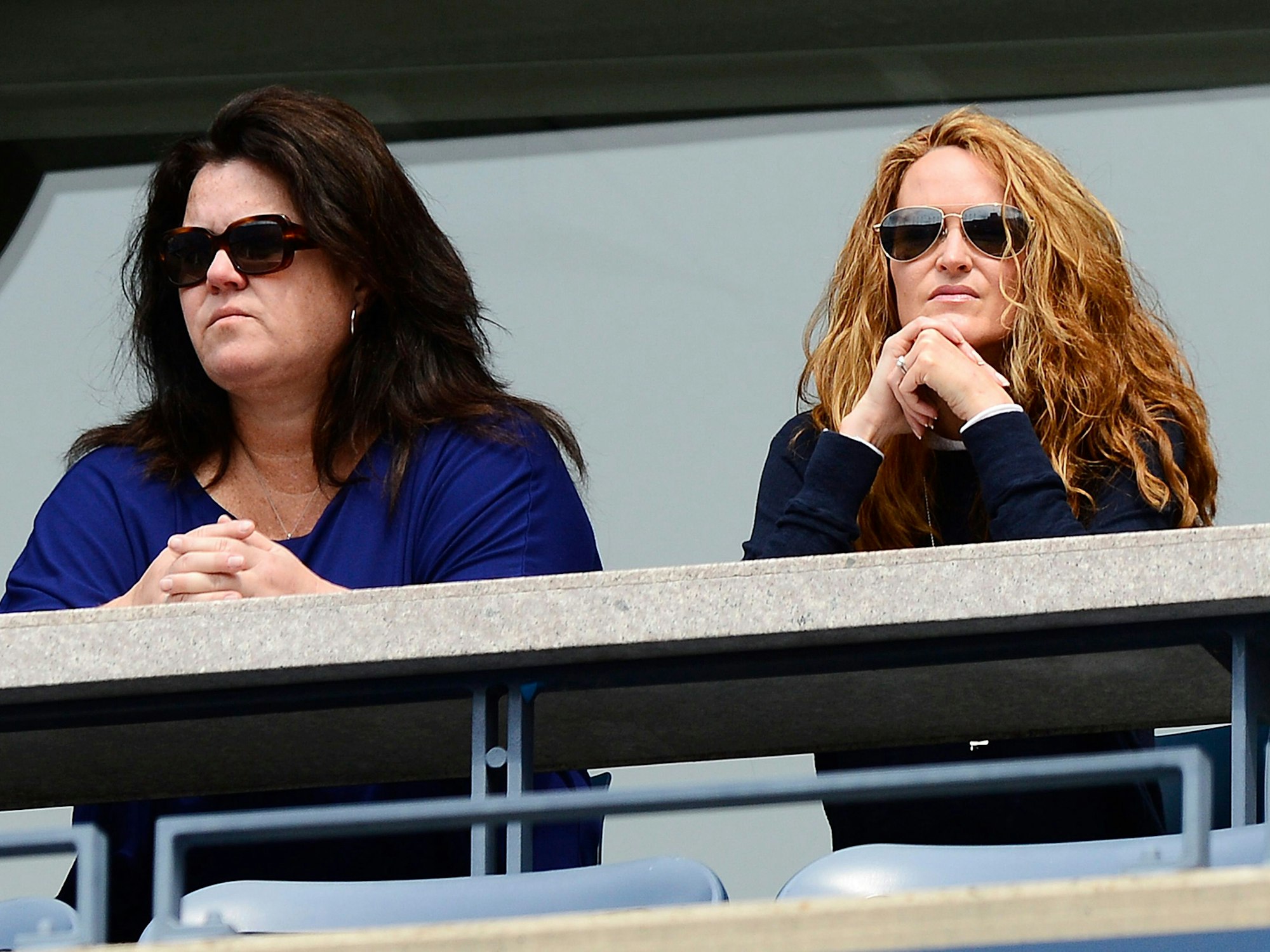 Rosie O'Donnell und ihre (Ex-)Frau Michelle Rounds beobachten das Tennis-Spiel des Serben Novak Djokovic gegen den Franzosen Julien Benneteau.