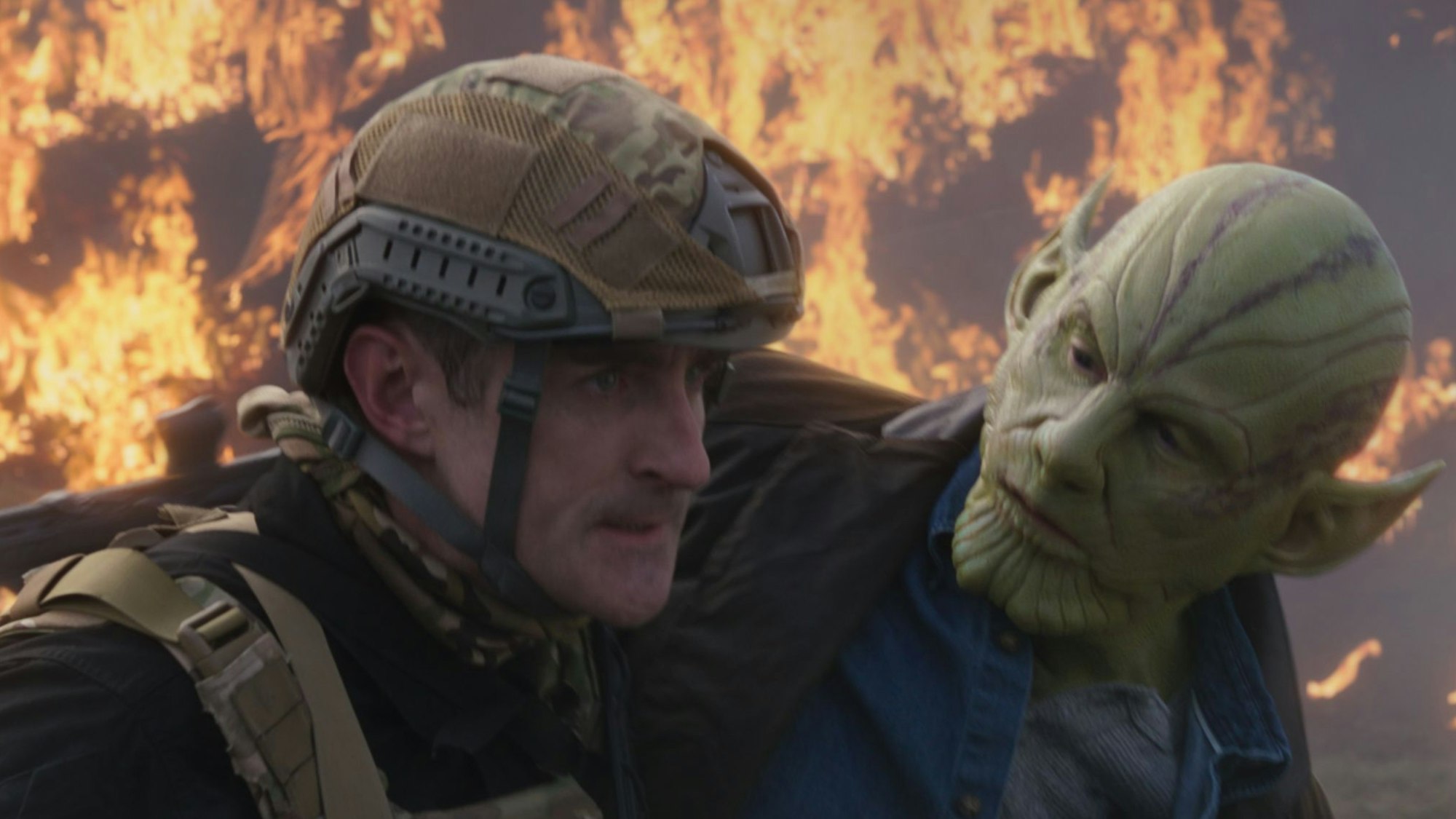 Ben Mendelsohn als Außerirdischer Talos hilft einem Soldaten.