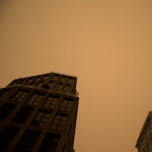 Eine dichte Rauchwolke hängt über der US-Metropole New York. Der Himmel ist gelblich gefärbt, die Sicht ist schlecht.