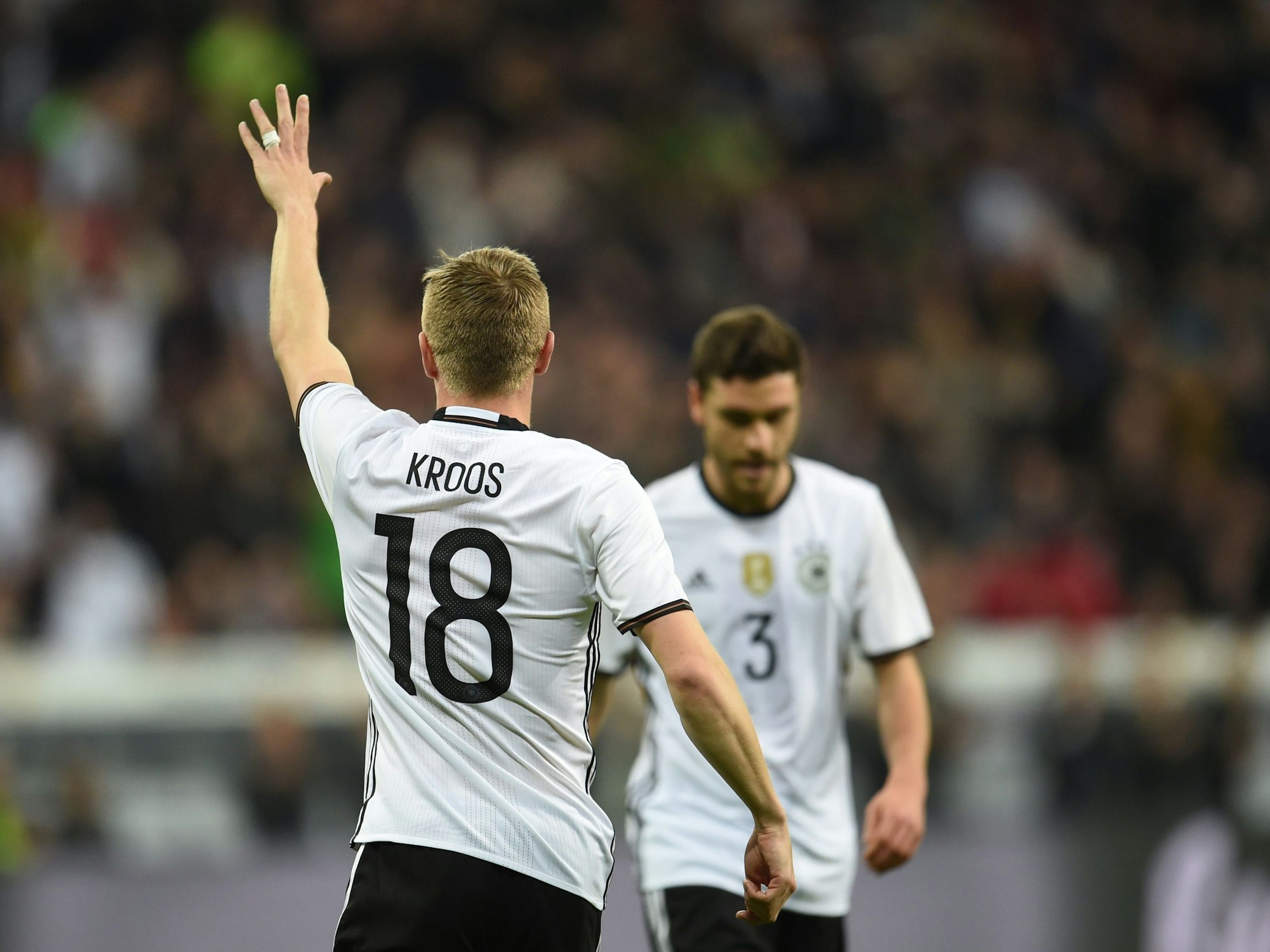 Deutschlands Torschütze, Toni Kroos (l), feiert seinen Treffer zum 1:0 mit Jonas Hector.