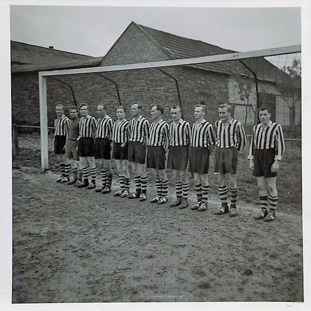 Die Houverather Elf des Jahres 1948 steht in blau-weißen Trikots im Tor des Fußballplatzes.